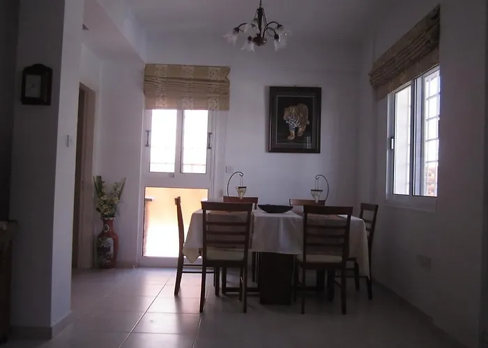 Papantonia Complex 17 *